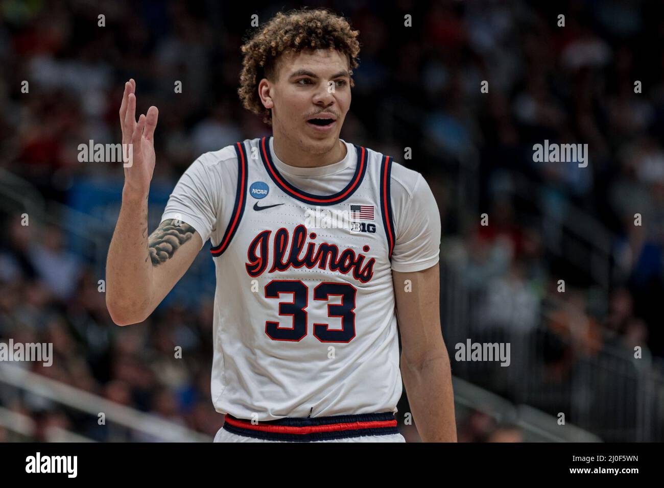 Pittsburgh, Pennsylvania, Stati Uniti. 18th Mar 2022. Illinois Fighting Illini Forward Coleman Hawkins (33) reagisce dopo essere stato chiamato per un fallo durante il gioco tra il Chattanooga MOCS e l'Illinois Fighting Illini al PPG Paint Arena, Pittsburgh, PA. Credit: ZUMA Press, Inc./Alamy Live News Foto Stock