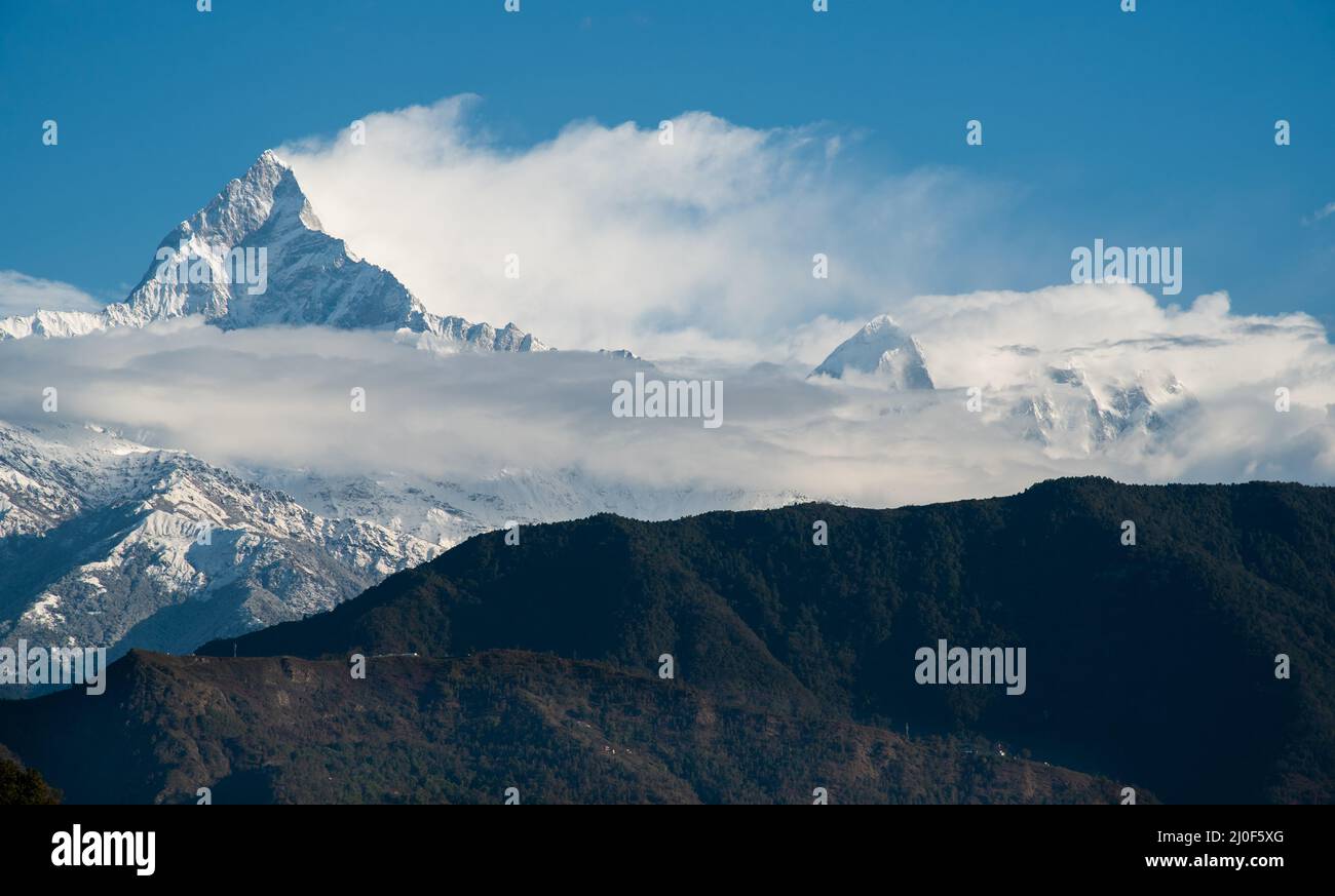 Il massiccio dell'Annapurna nell'Himalaya coperto di neve e ghiaccio Nepal Asia Foto Stock