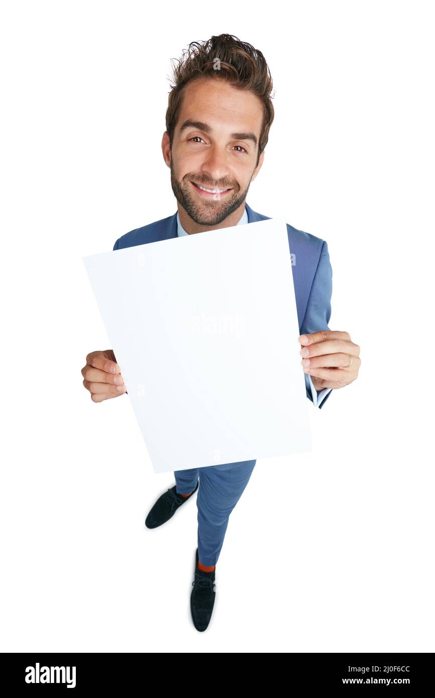 Im qui per diffondere la parola. Studio girato di un bel uomo d'affari che tiene su un cartello bianco su sfondo bianco. Foto Stock