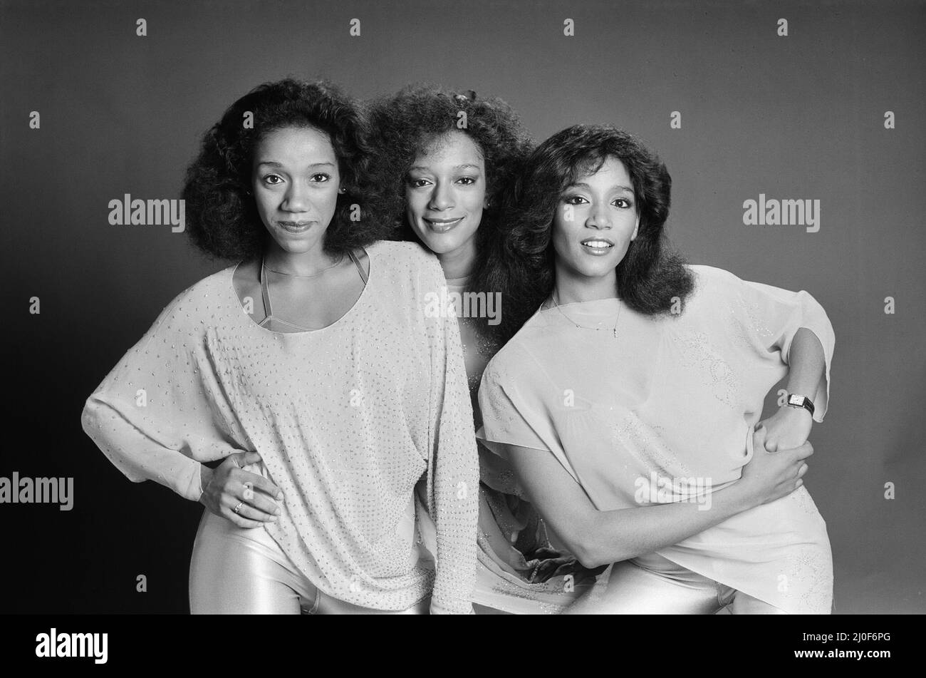 Sorella Sledge - gruppo di sorelle musicali degli Stati Uniti. Immagini da sinistra a destra : Kathie, Kim e Joni Sister Sledge è un gruppo musicale statunitense di musica vocale di Philadelphia, Pennsylvania. Formato nel 1971, il gruppo era formato dalle sorelle Debbie, Joni, Kim e Kathy Sledge. Simboleggiando forti valori familiari, i fratelli hanno ottenuto il successo internazionale al culmine dell'era della discoteca. L'anno 1979 ha visto l'uscita del loro rivoluzionario album We are Family, che ha raggiunto il terzo posto nella US Album Chart e ha fatto Platinum. L'album includeva il singolo del 1979 "We are Family" che raggiunse il numero Foto Stock