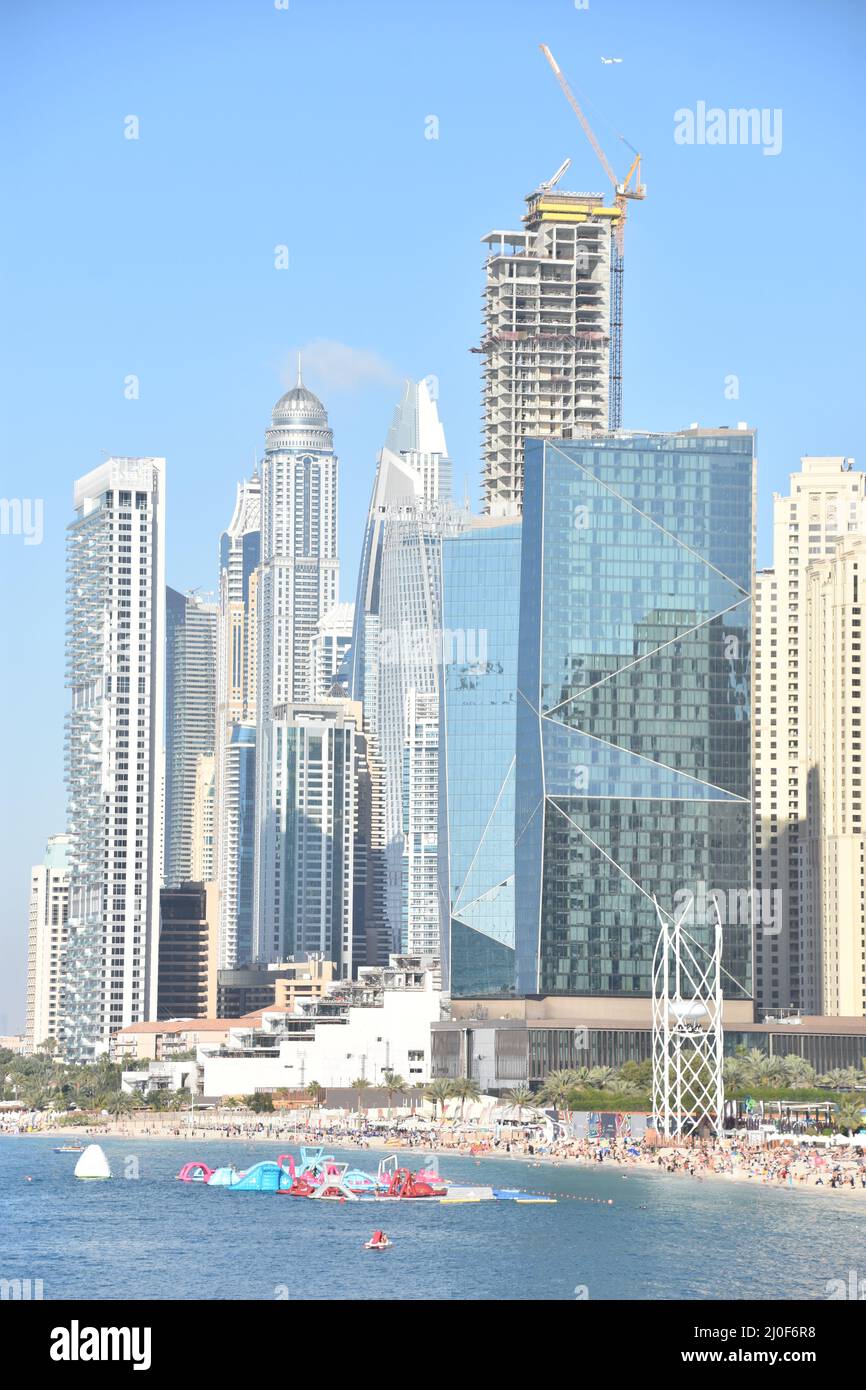 Vista del Jumeirah Beach Residence da Bluewaters Island a Dubai, Emirati Arabi Uniti Foto Stock