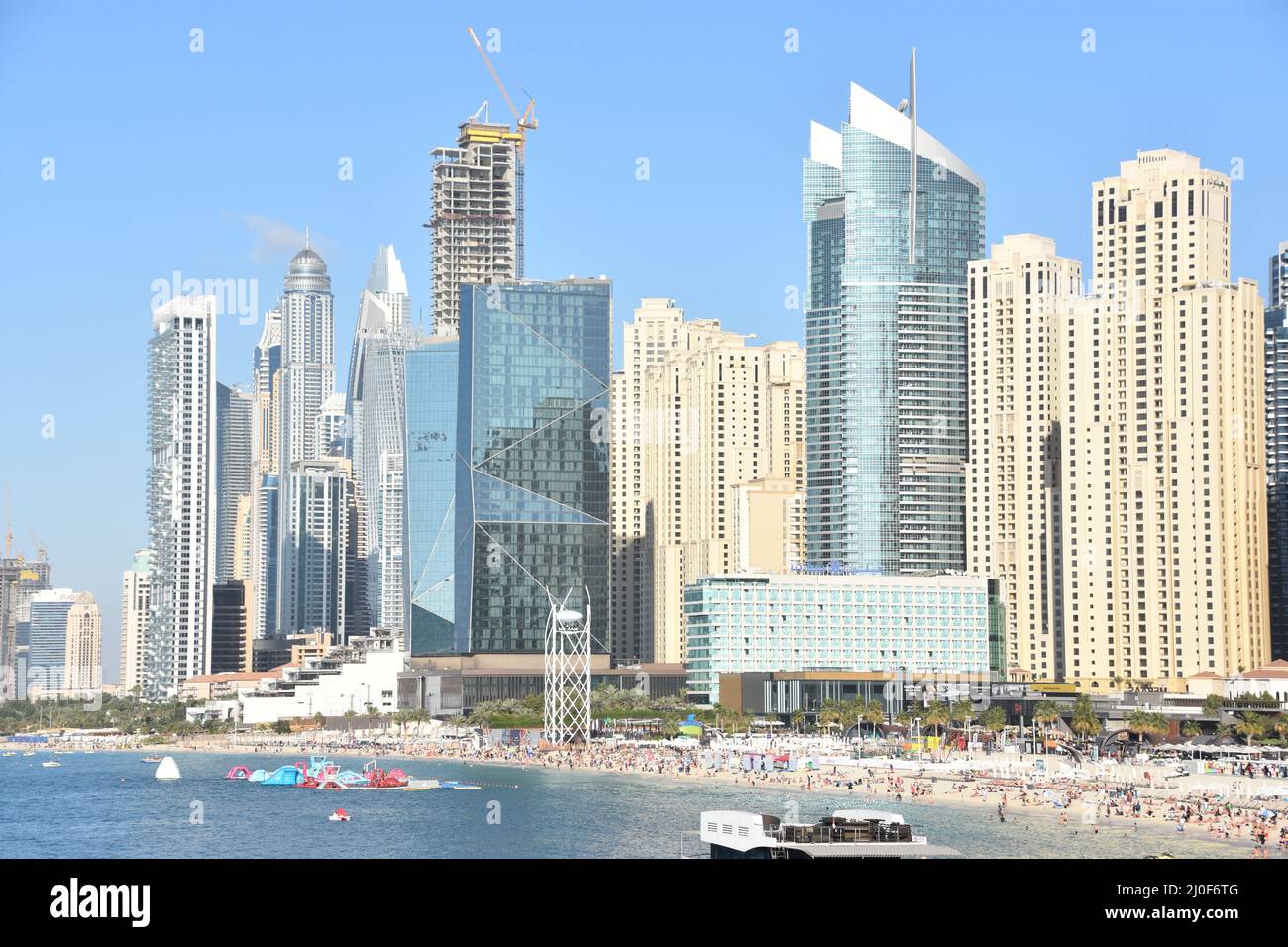 Vista del Jumeirah Beach Residence da Bluewaters Island a Dubai, Emirati Arabi Uniti Foto Stock