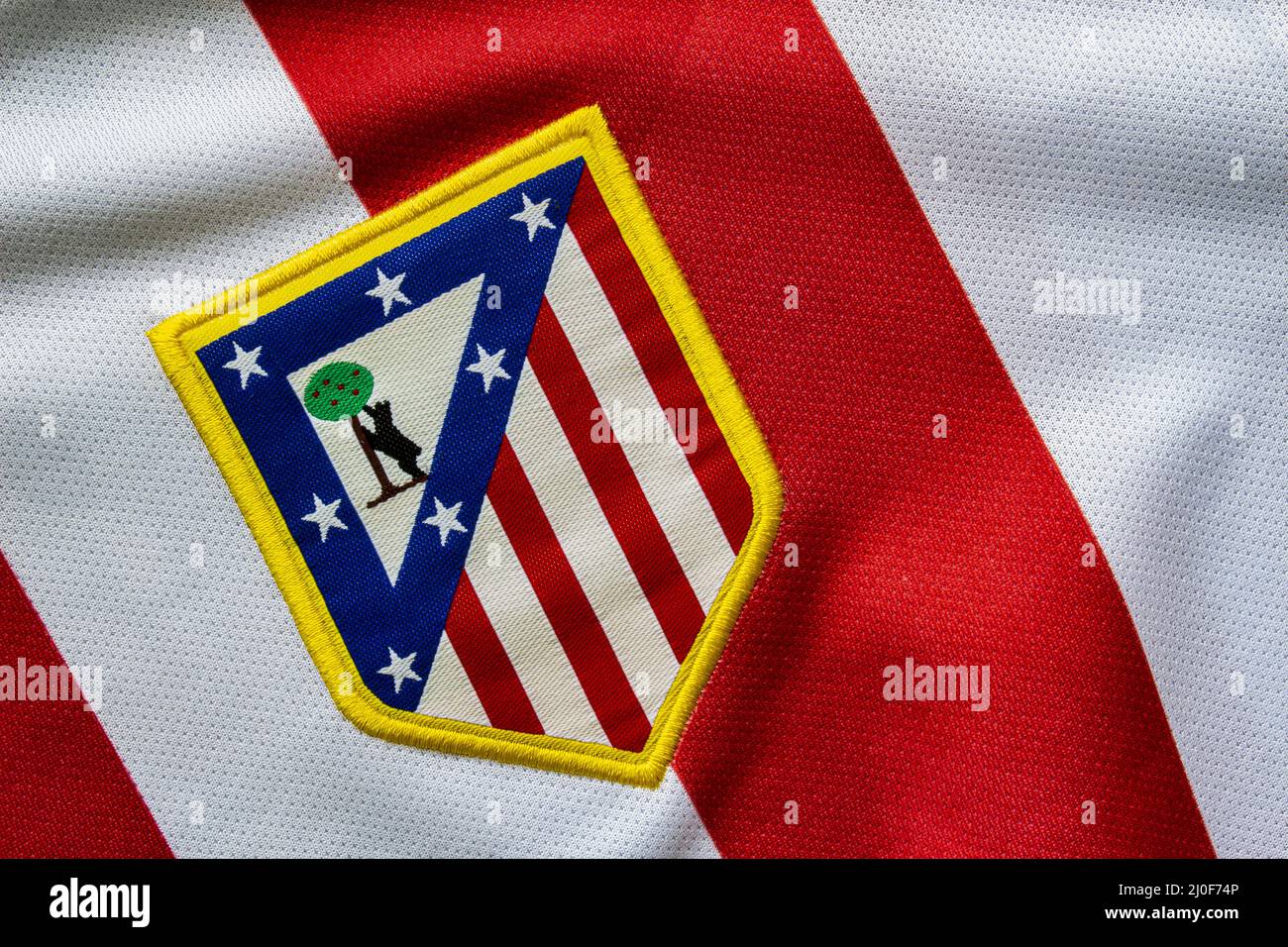 Calgary, Alberta, Canada. 10 luglio 2020. Atletico de Madrid Calcio vicino al loro logo su una maglia. Foto Stock