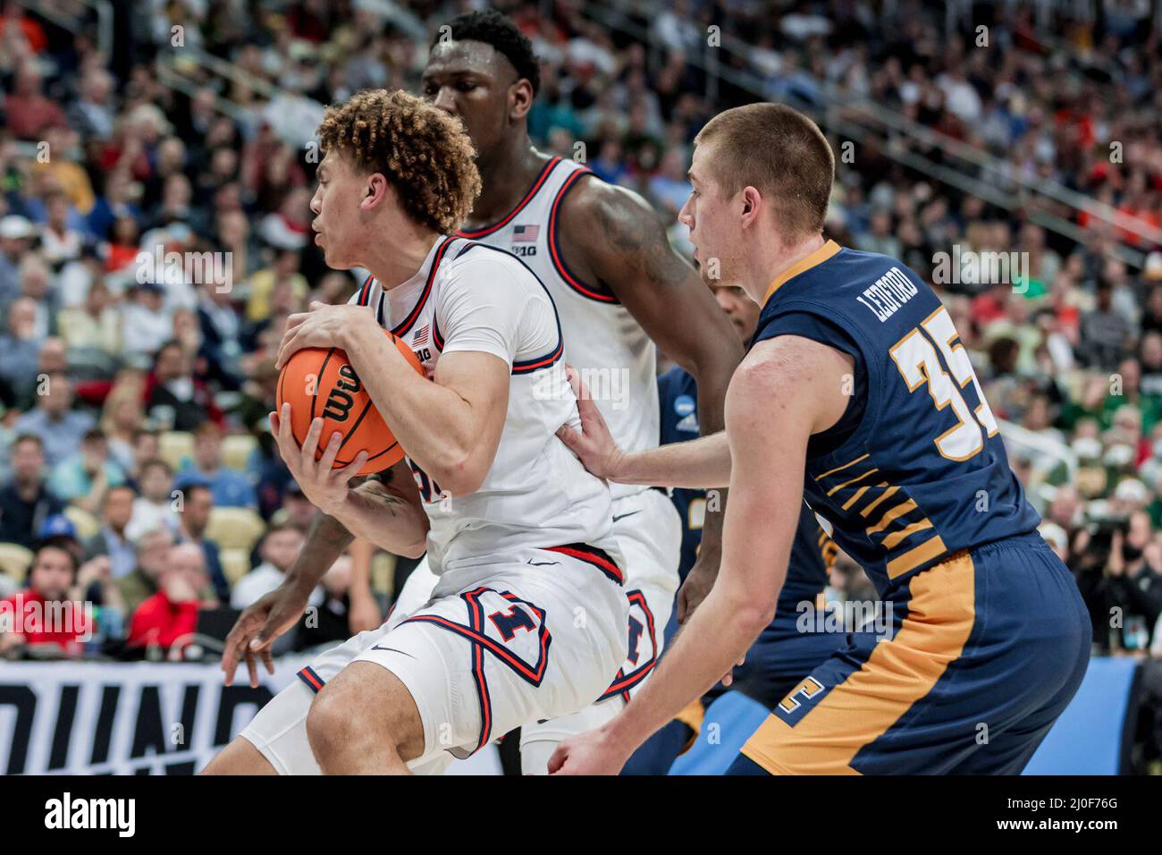 Pittsburgh, Pennsylvania, Stati Uniti. 18th Mar 2022. Illinois Fighting Illini Forward Coleman Hawkins (33) afferra un rimbalzo durante il gioco tra il Chattanooga MOCS e l'Illinois Fighting Illini al PPG Paint Arena di Pittsburgh, PA. Credit: ZUMA Press, Inc./Alamy Live News Foto Stock