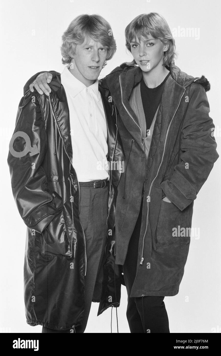 Leslie Ash e Phil Davis, protagonista del film Quadrofenia, scritto dall'OMS, che è la storia di Mod e Rockers nel 1960s, visto qui in una caratteristica di moda Quadrofenia del 1979 per il Daily Mirror. Phil Davis suona il calcido e Leslie Ash suona il protagonista Steph nel film. In questa particolare immagine messa a punto, Phil Davis sta indossando un Fred Perry top con maniche corte £9,99, nero nylon parka, £12,99. Leslie Ash indossa una tuta £9,95 e una parka viola scamosciata £125. Tutti i prezzi sono 1979. Foto scattata il 16th agosto 1979 Foto Stock