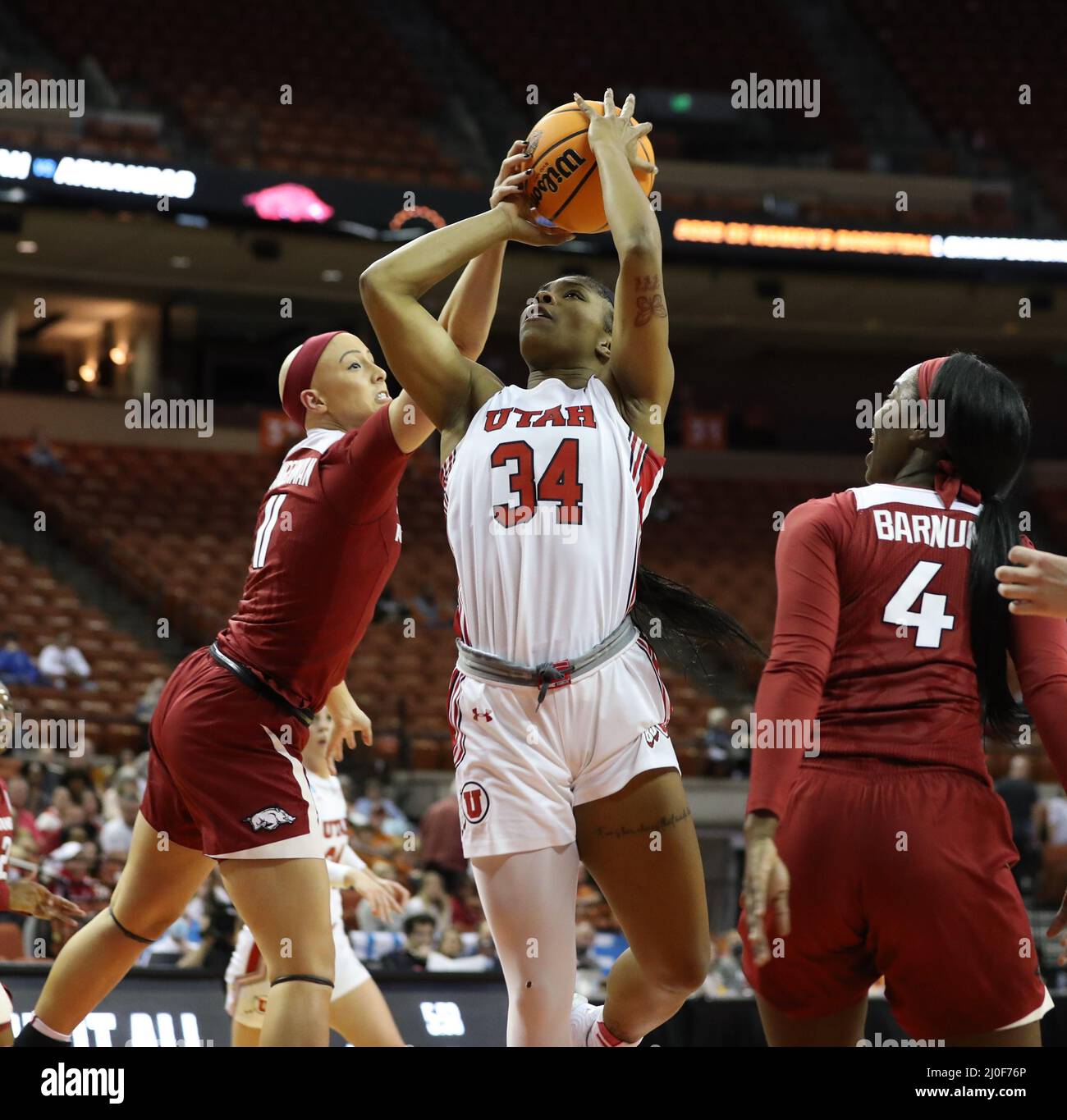 Texas, Stati Uniti. 18th Mar 2022. 18 marzo 2022: La guardia dell'Arkansas Rylee Langerman (11) blocca un colpo di Utah Forward Dasia Young (34) durante un primo round del torneo di pallacanestro femminile NCAA il 18 marzo 2022 ad Austin, Texas. Utah ha vinto, 92-69. Credit: ZUMA Press, Inc./Alamy Live News Foto Stock