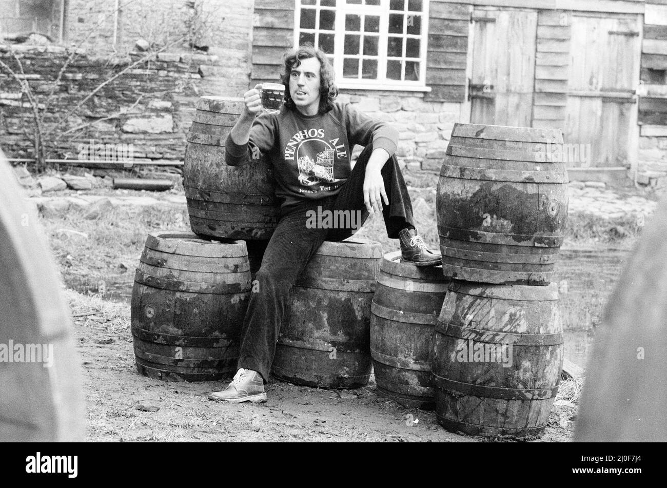 Terry Jones, sceneggiatore per Monty Python, ha acquistato una birreria a Lyonsall, vicino Hereford. Produce 100 barili di birra ogni settimana della propria birra chiamata "Jones Special". 27th febbraio 1978. Foto Stock