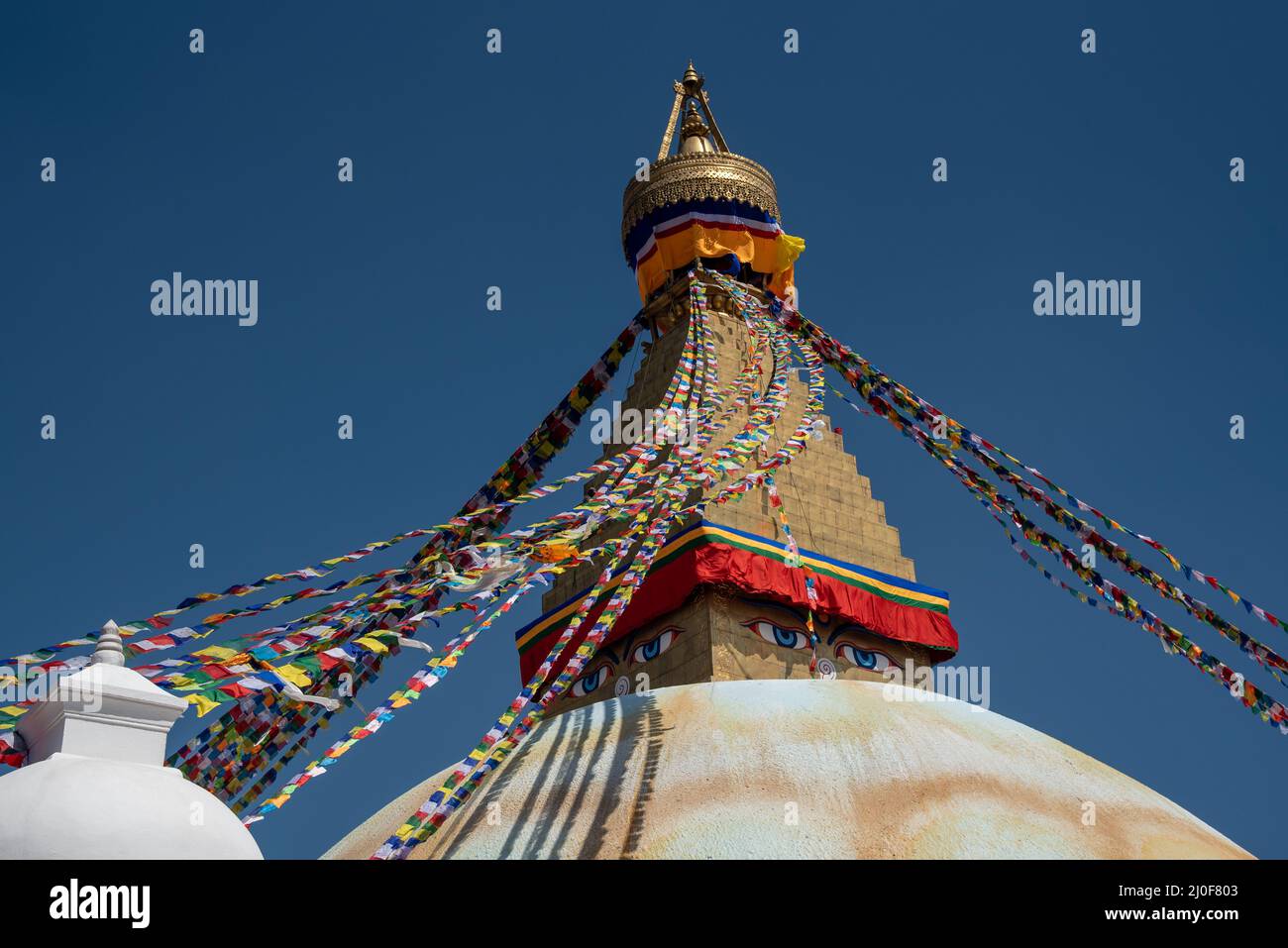 Boudha Stupa, a Kathmandu Nepal, con bandiere colorate religiose che sventolano. Foto Stock