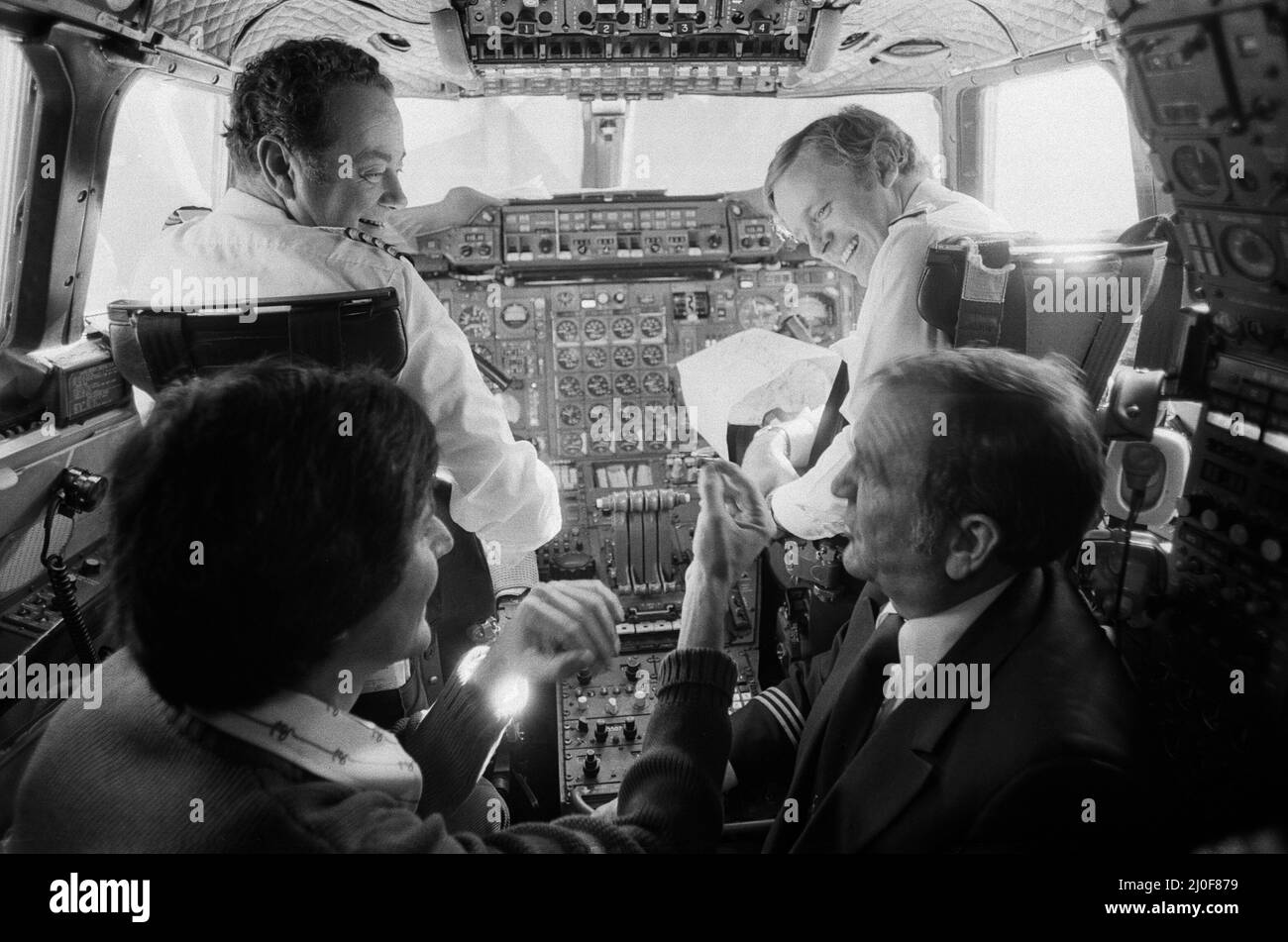 URI Geller presso l'aeroporto di Londra nella cabina di pilotaggio di una Concorde. 1st novembre 1978. Foto Stock