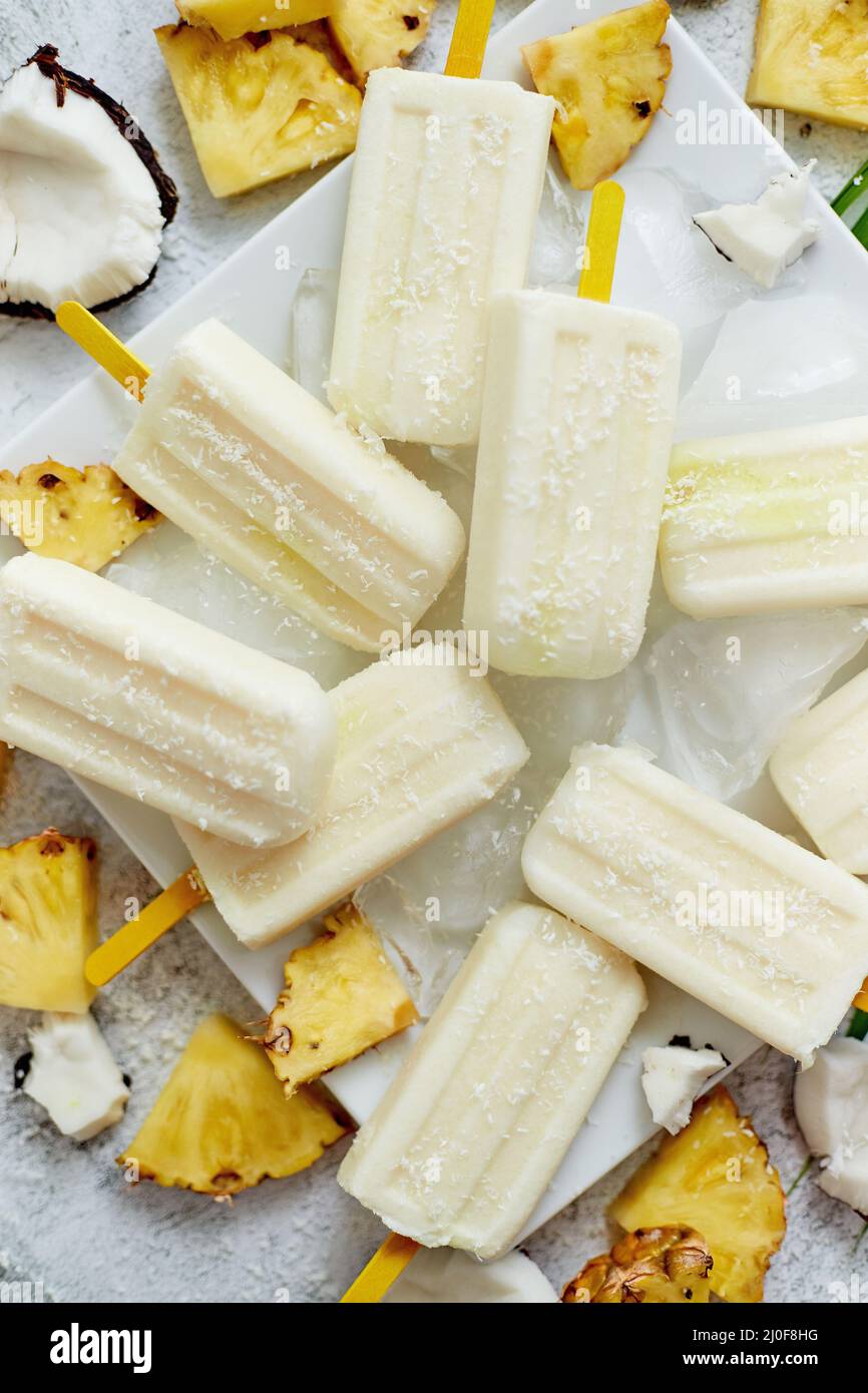Popsicle vegane fatte in casa con latte di cocco e ananas. Delizioso spuntino estivo sano Foto Stock
