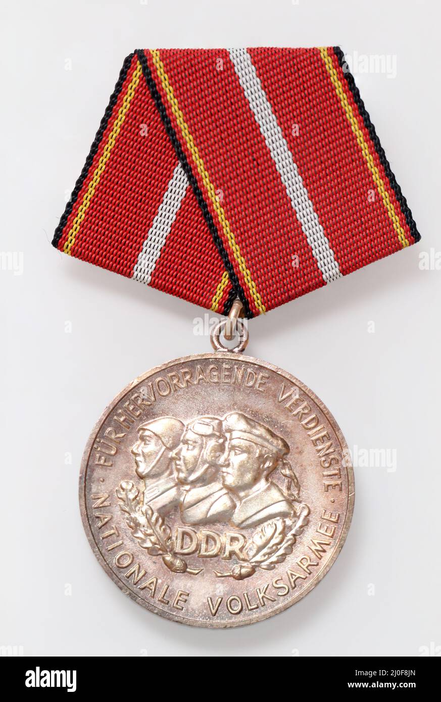 Primo piano di un ordine, di un badge o di una medaglia del periodo GDR. Foto Stock
