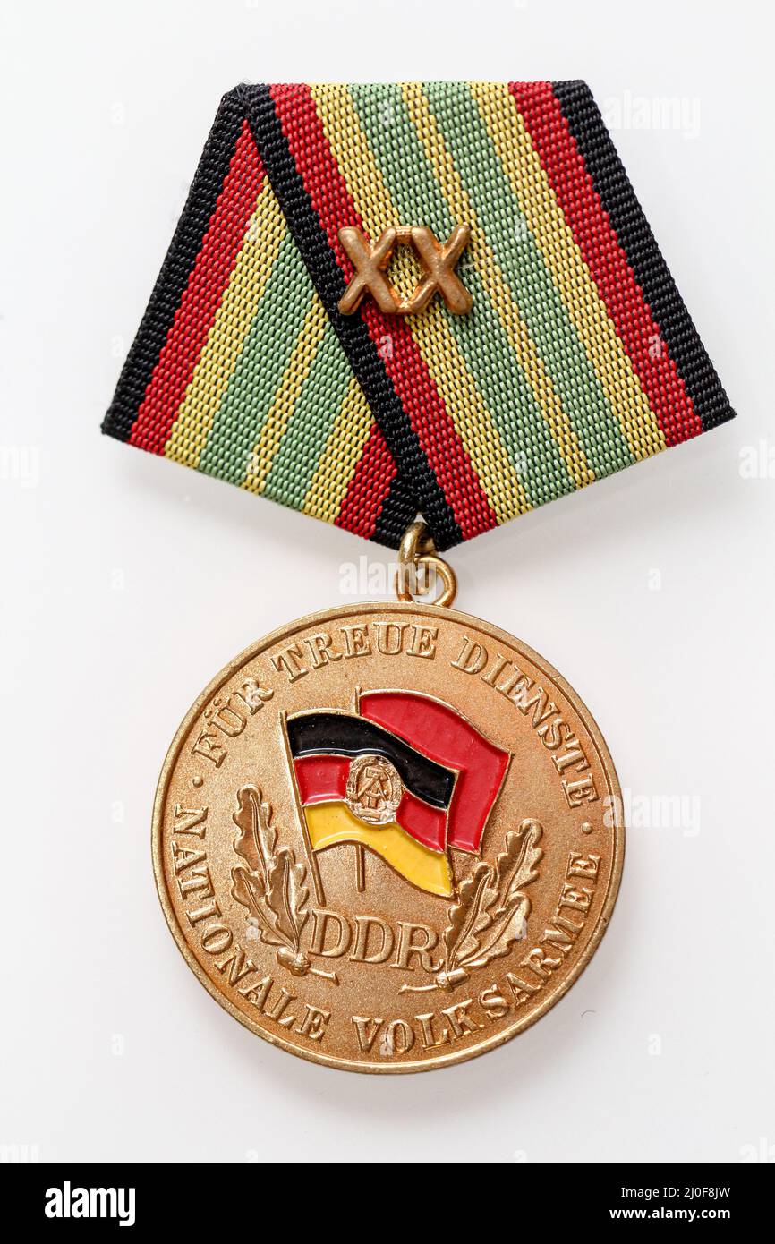 Primo piano di un ordine, di un badge o di una medaglia del periodo GDR. Foto Stock