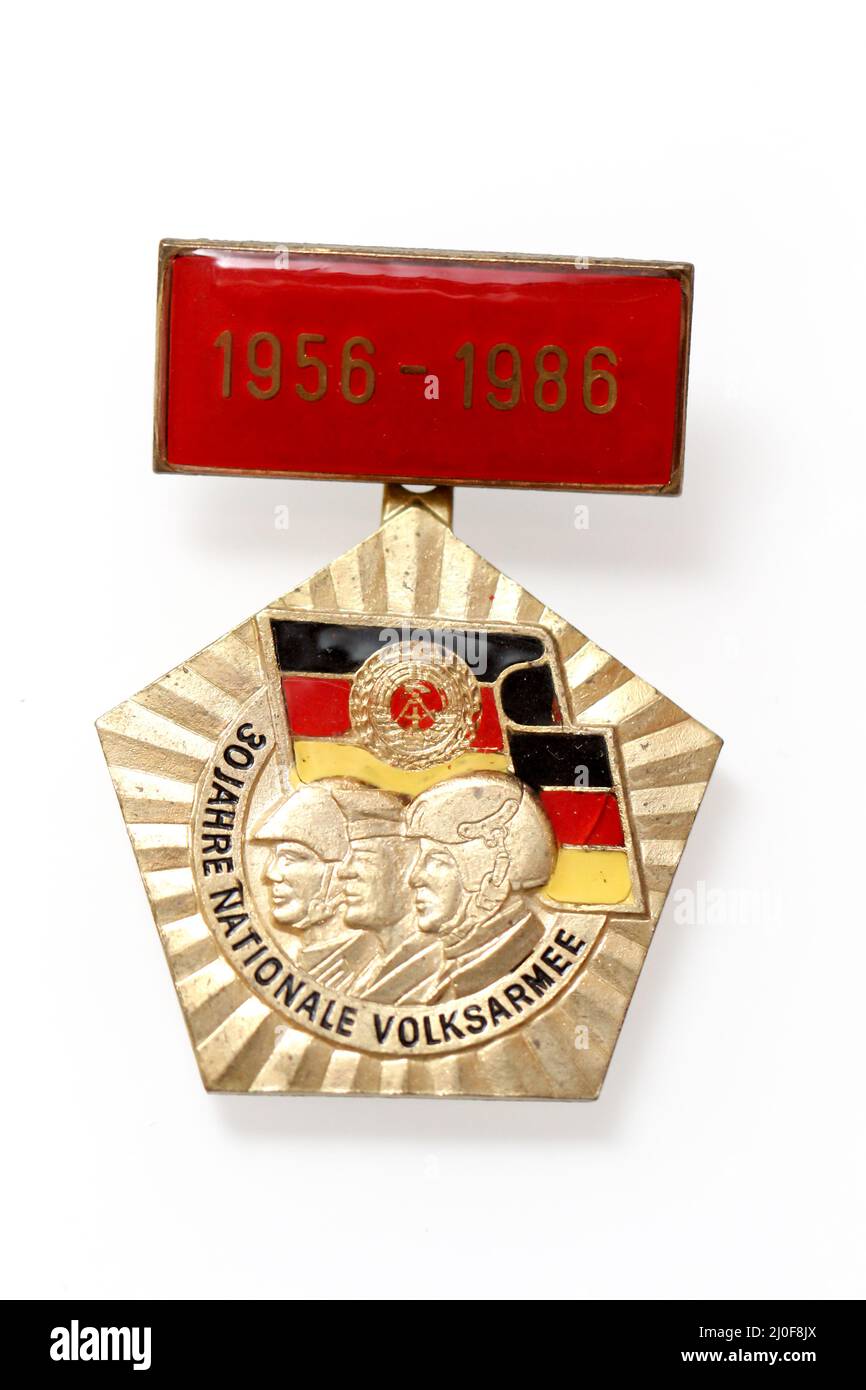 Primo piano di un ordine, di un badge o di una medaglia del periodo GDR. Foto Stock