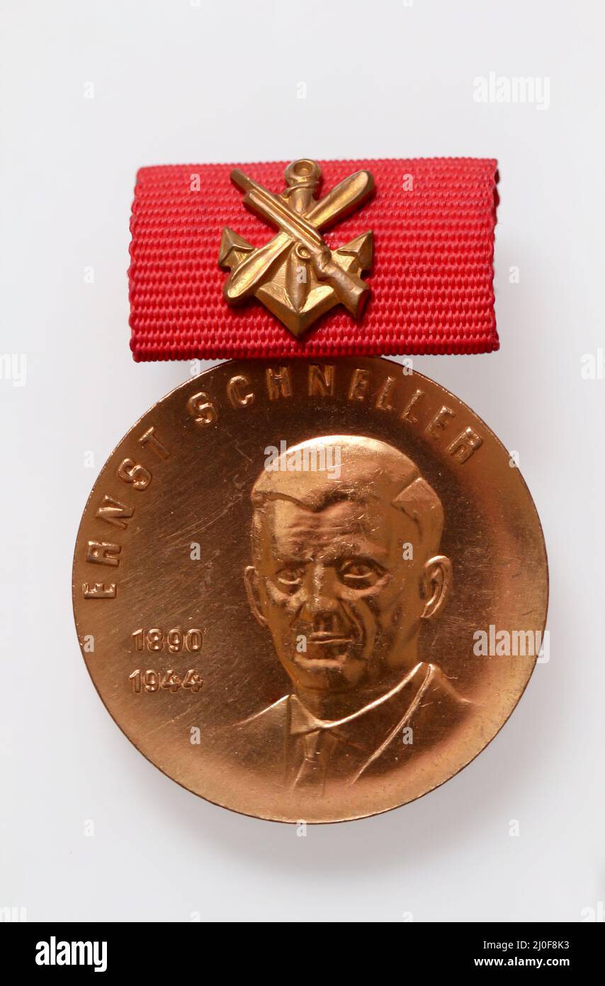 Primo piano di un ordine, di un badge o di una medaglia del periodo GDR. Foto Stock