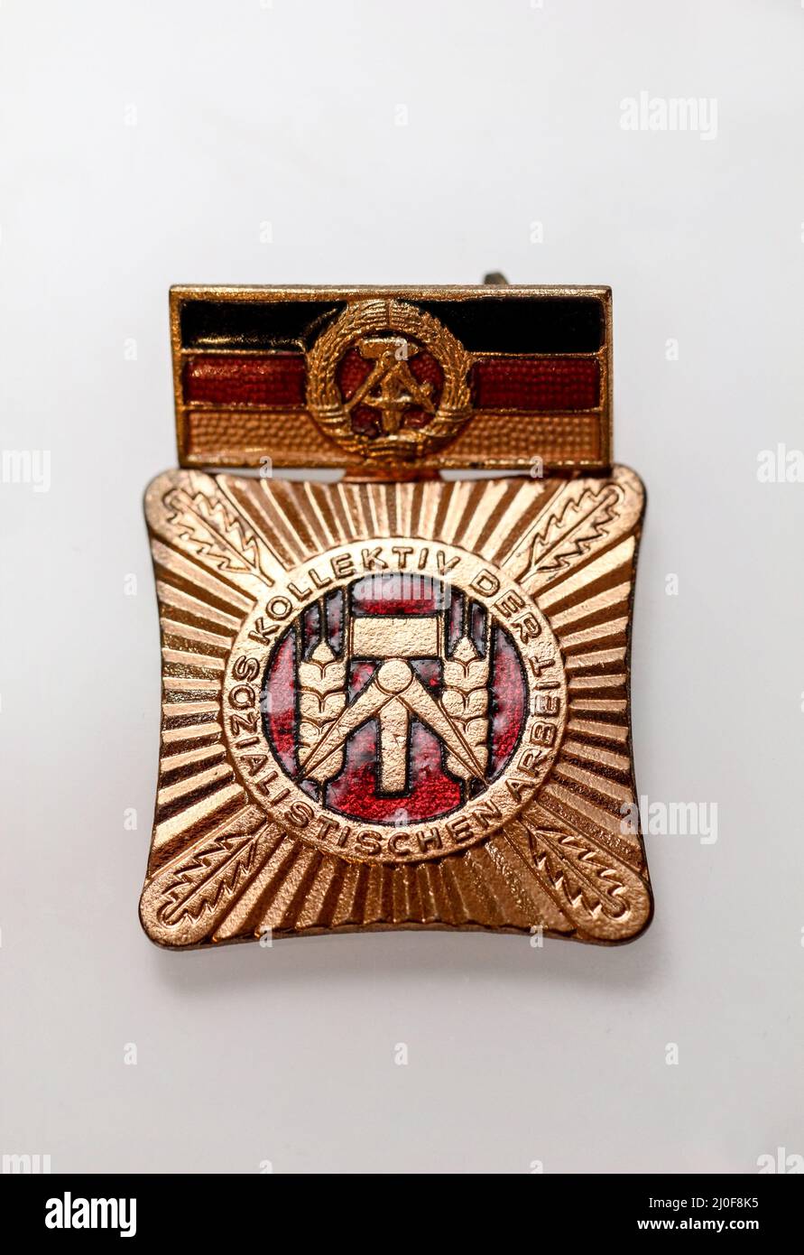 Primo piano di un ordine, di un badge o di una medaglia del periodo GDR. Foto Stock