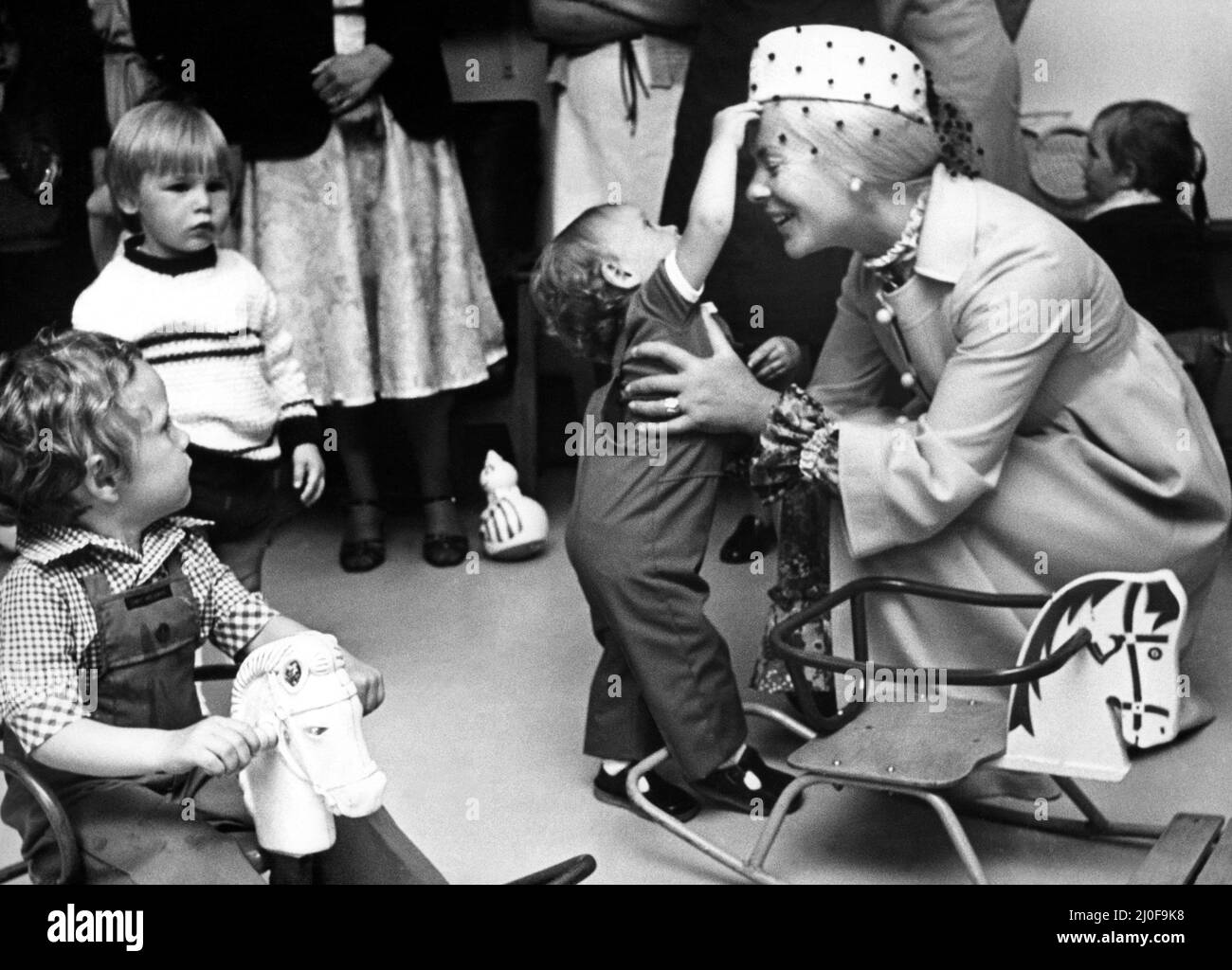 Prince Edward of Kent - The Duke and Duchess of Kent North East Royal Visits la Duchessa di Kent apre ufficialmente il centro di Haemophillia al Royal Victoria Infirmaty Hospital di Newcastle 22 maggio 1980 - 18 mesi-vecchio Barry Oliver di Norburn Park, Durham, ha una sensazione del cappello della Duchessa Foto Stock