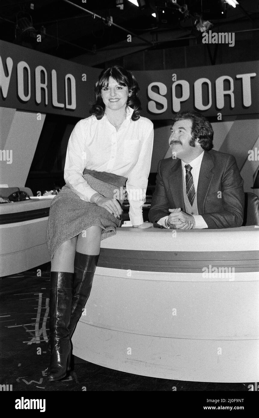 Dickie Davies presentatore di ITV con il suo nuovo direttore Patricia Mardochai. London Weekend Television Studios, Londra. 2nd gennaio 1979. Foto Stock