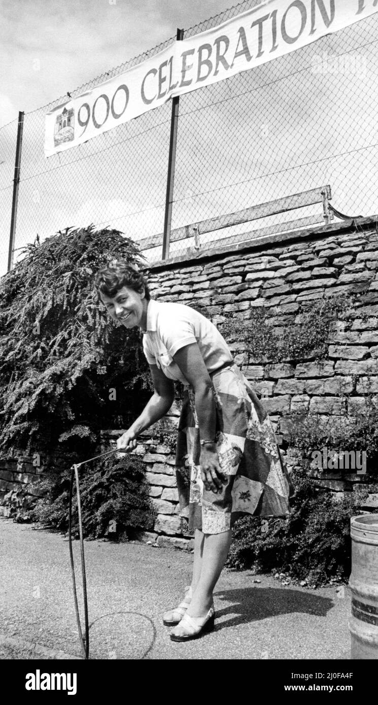La città di Newcastle festeggiamenti 900 anni anniversario 1980 - l'anno anniversario celebra la fondazione del nuovo castello nel 1080 da Robert Curtois, figlio di William il Conquistatore - Denton Burn membro del centro comunitario Sheila Myers con un gord. 3rd giugno 1980 Foto Stock