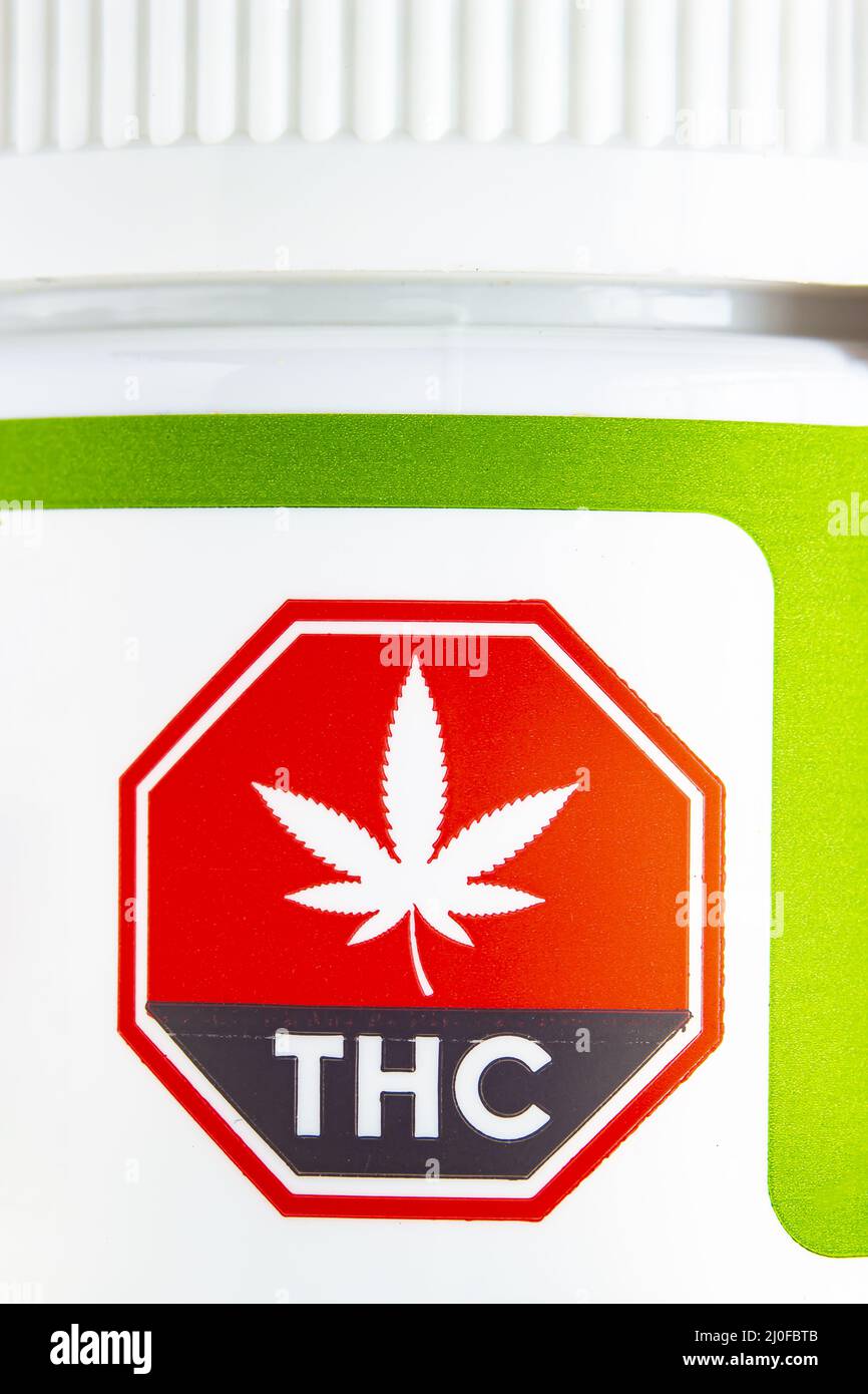 Calgary, Alberta, Canada. 02 settembre 2020. Macro primo piano del simbolo di Cannabis standardizzato sul contenitore di cannabis verde. Foto Stock