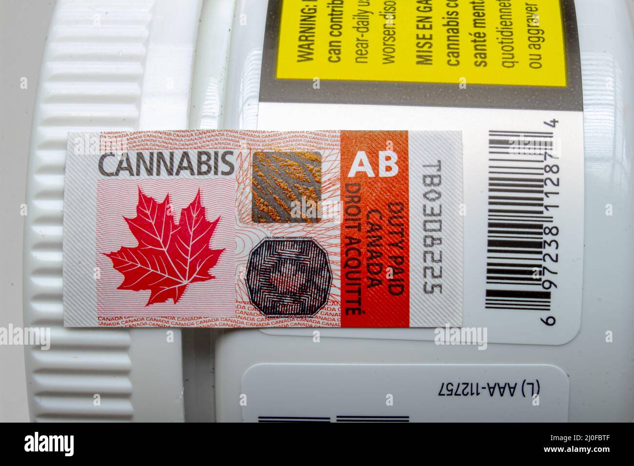 Calgary, Alberta, Canada. 02 settembre 2020. Un macro primo piano di un Cannabis Excise Stamp su un contenitore di plastica di cannabis. Foto Stock