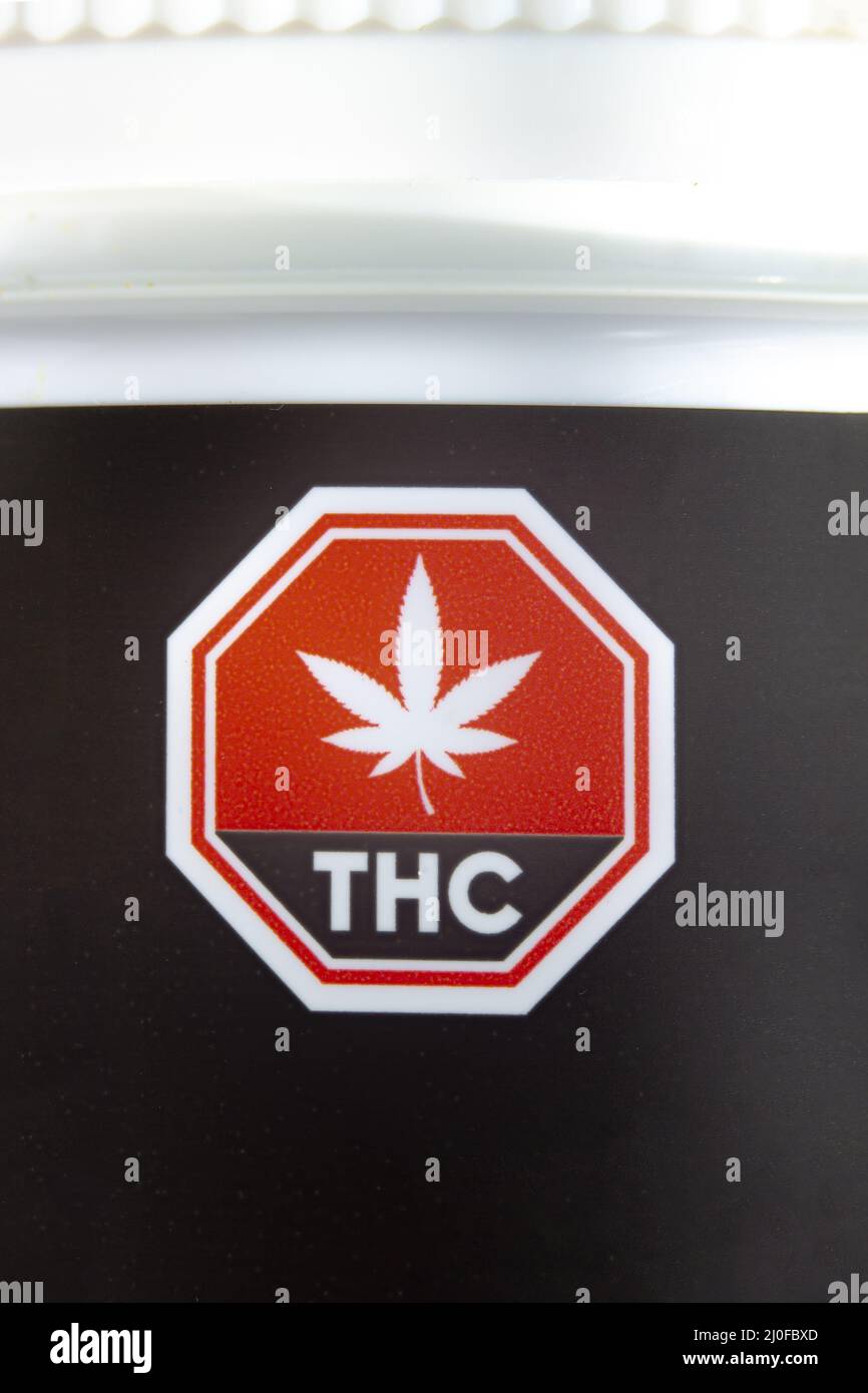 Calgary, Alberta, Canada. 02 settembre 2020. Macro primo piano del simbolo della Cannabis standardizzato sul contenitore nero della cannabis. Foto Stock