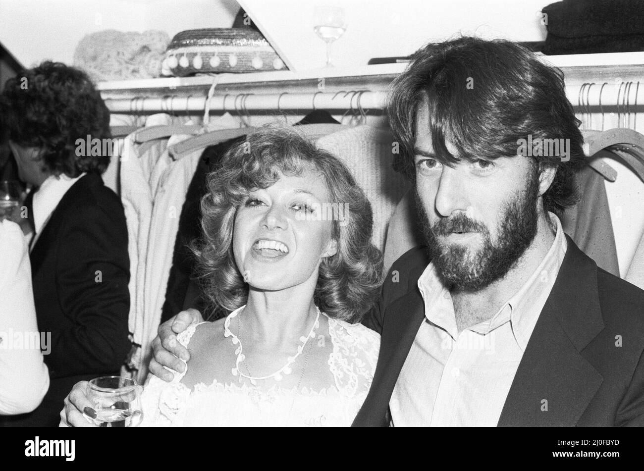 L'immagine mostra Dustin Hoffman (a sinistra) e Elaine Paige (a destra