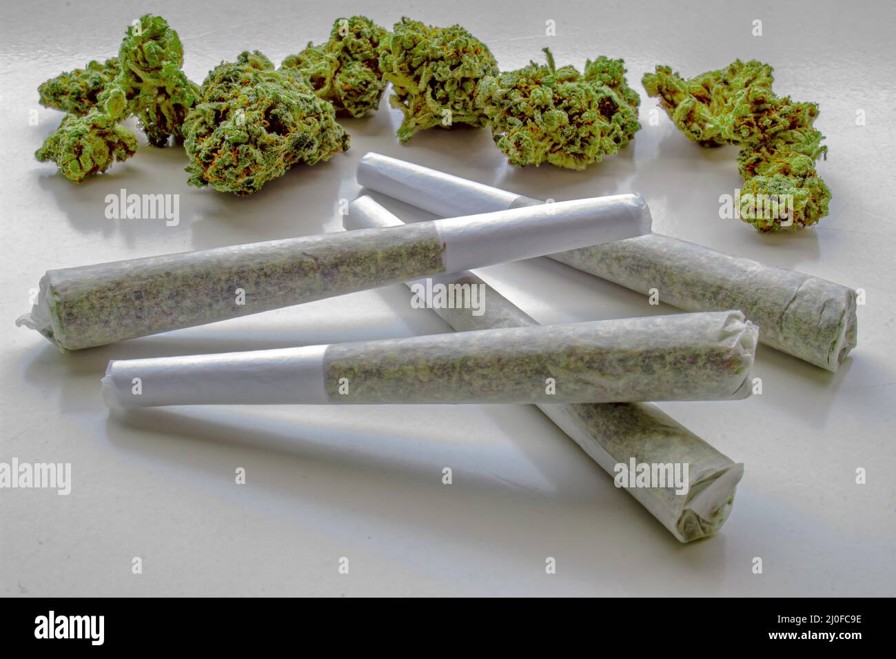 Diversi Pre-Rolls di Cannabis medicinale con Cannabis di fiore sul sfondo Foto Stock