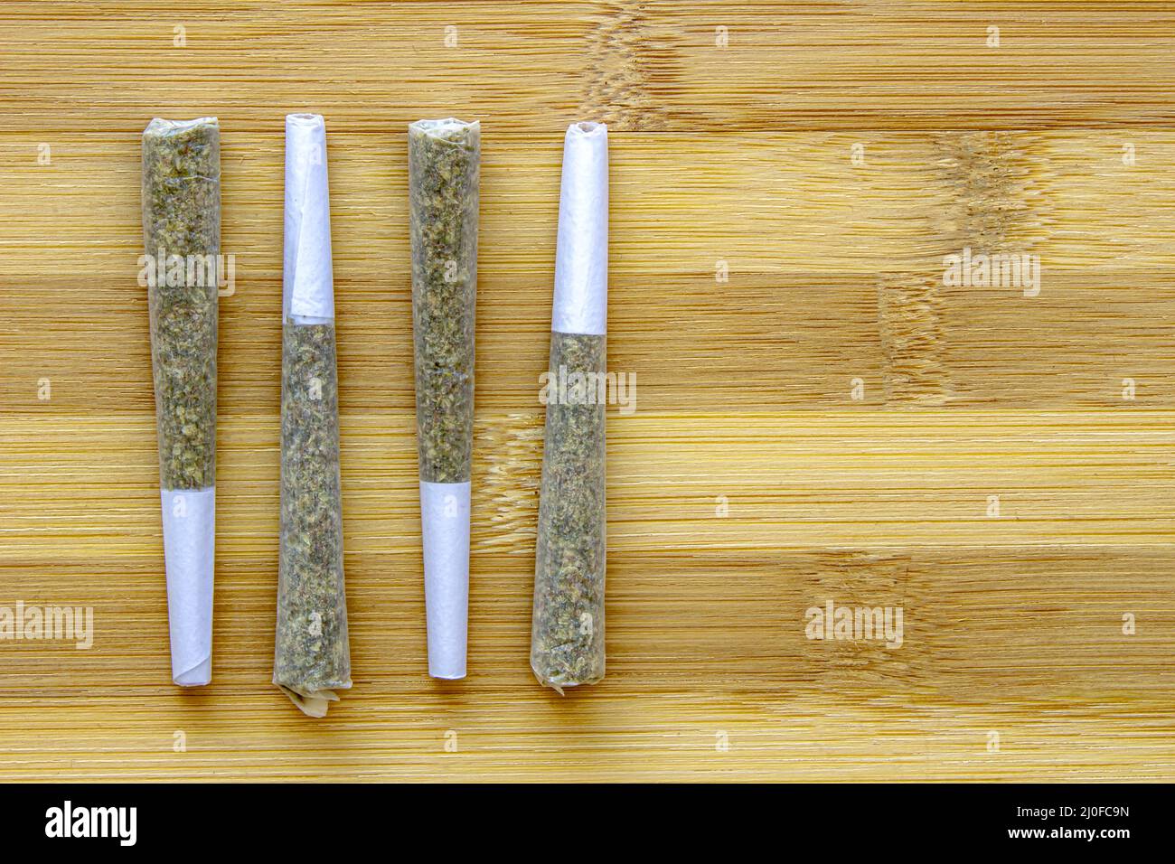 Diversi giunti Legal Canadian Pre-Rolls Cannabis su una superficie di legno. Foto Stock