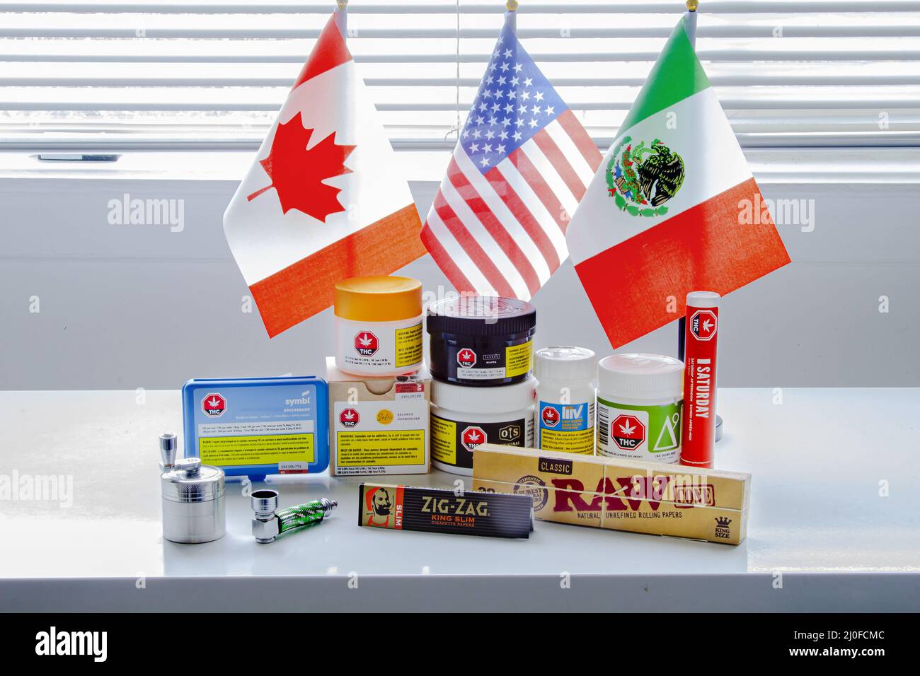 Calgary, Alberta, Canada. Sep 18, 2020. Cannabis legale canadese marchi popolari di contenitori di plastica di erbe marijuana con USA, Me Foto Stock