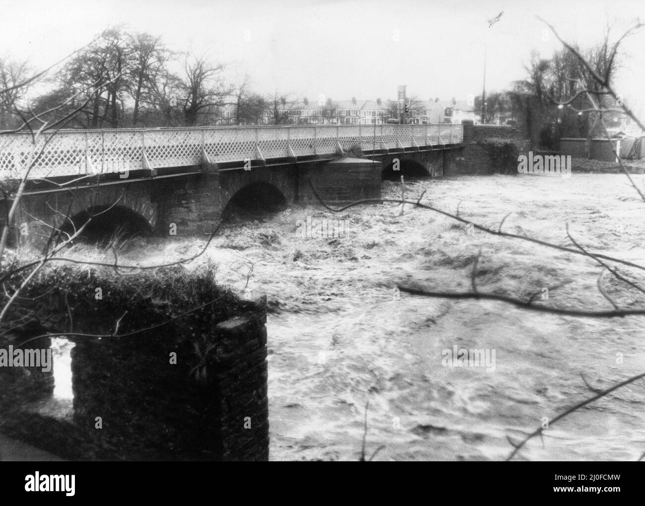 Cardiff Floods 1979, la nostra foto mostra ... L'acqua sale fino al vecchio ponte Llandaff North questo pomeriggio, mentre le inondazioni aumentano, la polizia avverte che il ponte è in pericolo immediato di collasso, Cardiff, giovedì 27th dicembre 1979. Foto Stock