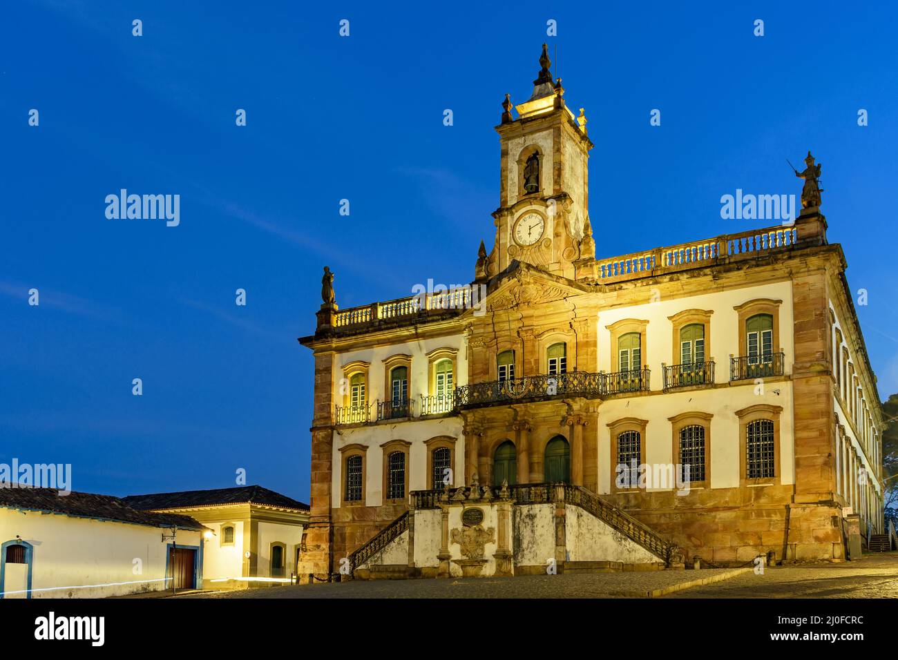 Edificio storico in stile barocco al tramonto Foto Stock