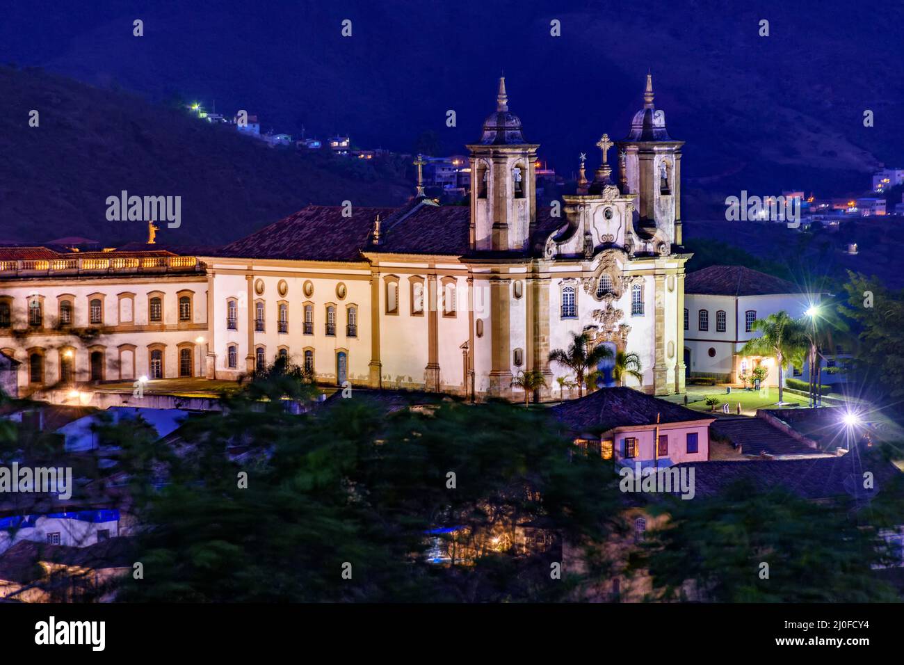 Vista notturna dalla cima della storica chiesa del 18th secolo e dal centro di Ouro Preto Foto Stock