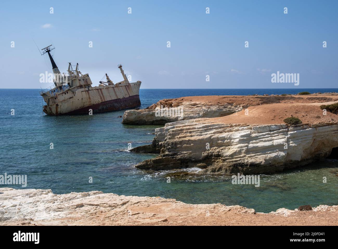 Nave abbandonata in una costa rocciosa nell'oceano. Peyia Paphos Cipro Foto Stock
