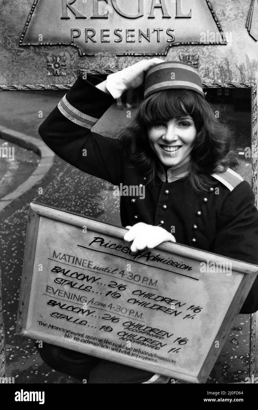 L'apertura del nuovo complesso multi-cinema ABC a 5 schermi in Sachiehall Street Glasgow è stata segnata da una mostra al Glasgow Film Theatre.(Picture) Anna Johnston di Kelvindal con un listino prezzi di un tempo e un cartello del cinema Old Regal. 27th novembre 1979 Foto Stock