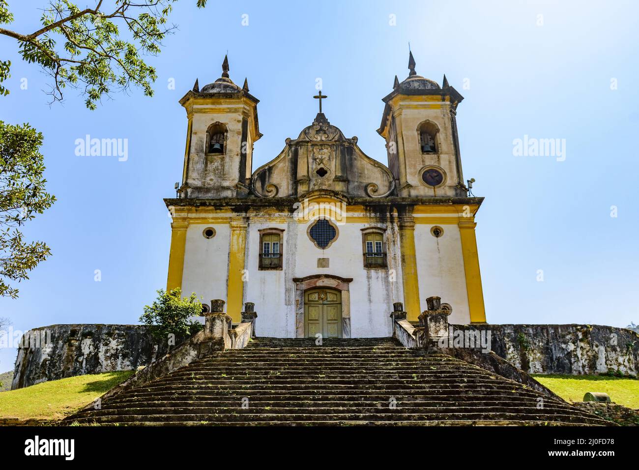 Scale antiche e chiesa storica di architettura coloniale del 18th secolo Foto Stock