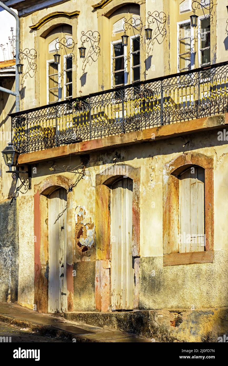 Facciata di vecchia casa in architettura coloniale indossata dal tempo Foto Stock