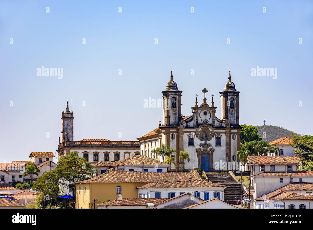 Vista dal basso del centro storico di Ouro Preto con case, chiese e monumenti Foto Stock