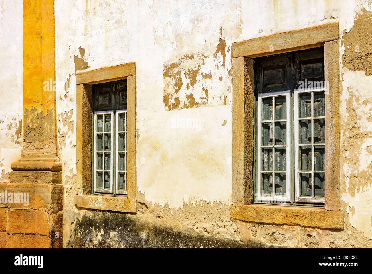 Finestre storiche in stile coloniale con cornice rustica in pietra Foto Stock Finestre storiche in stile coloniale con cornice rustica in pietra Foto Stock