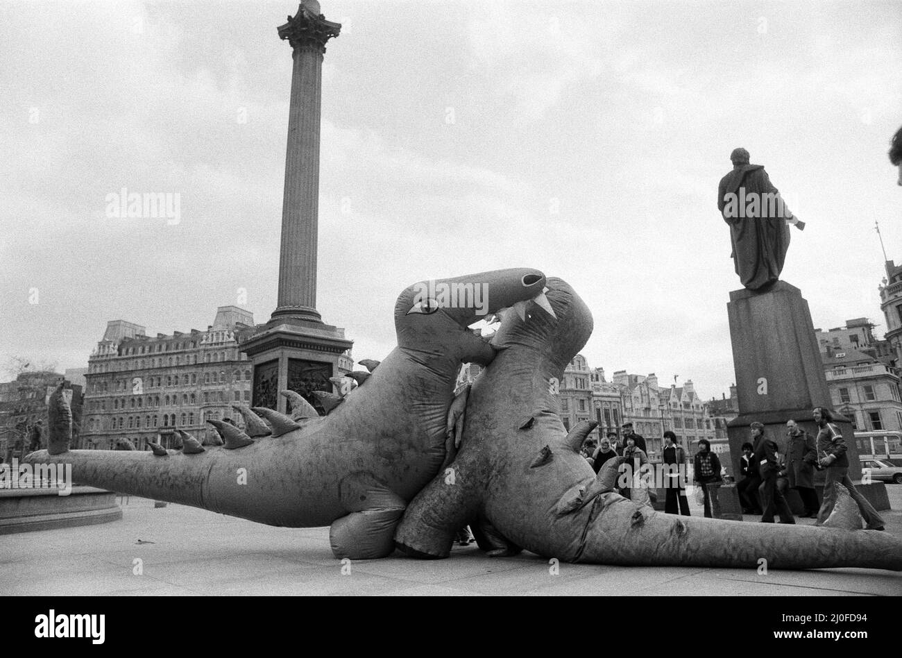 Due dinosauri alti come un autobus a due piani si combattono a vicenda in Trafalgar Square a Londra. L'evento è destinato a pubblicizzare la mostra ragazzi e ragazze che aprirà ad Alexandra Palace il 10th marzo. Gli enormi mostri a grandezza naturale combattono nel combattimento mortale alla Mostra. 6th marzo 1979. Foto Stock