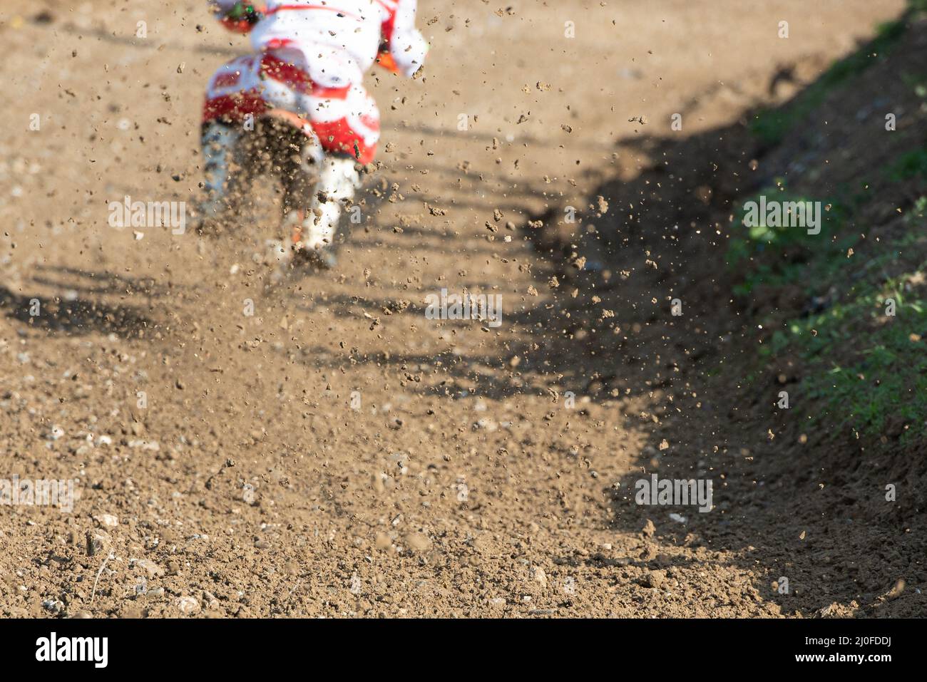 Atleta che guida una moto sportiva in un evento di corse di motocross Foto Stock