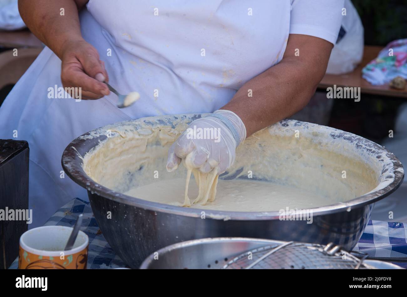 Donna che cucinano deliziosi loukoumades pasticceria Foto Stock