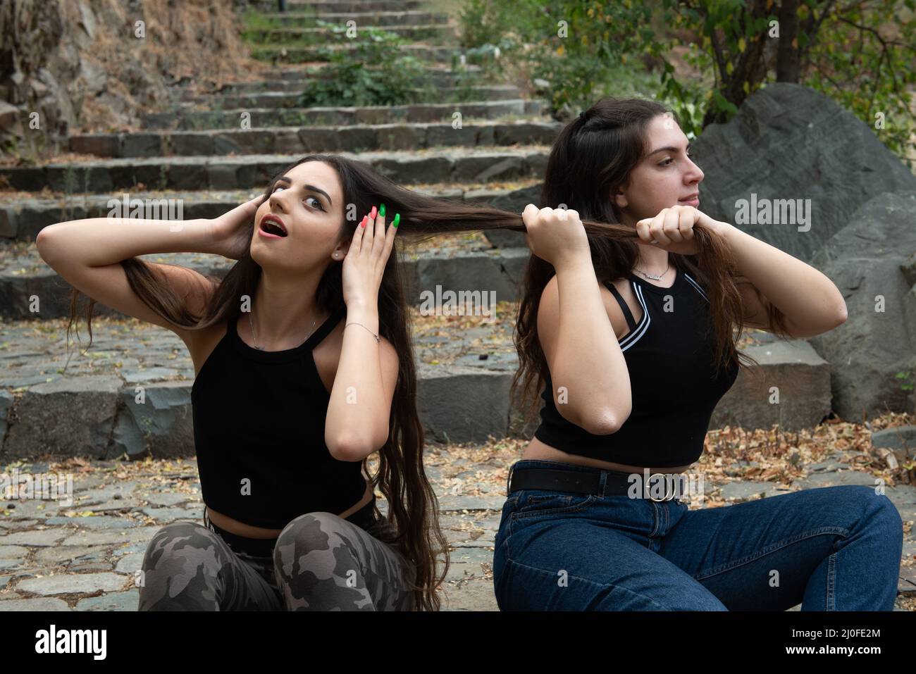 Due donne combattimenti e tirando ogni altri capelli Foto Stock