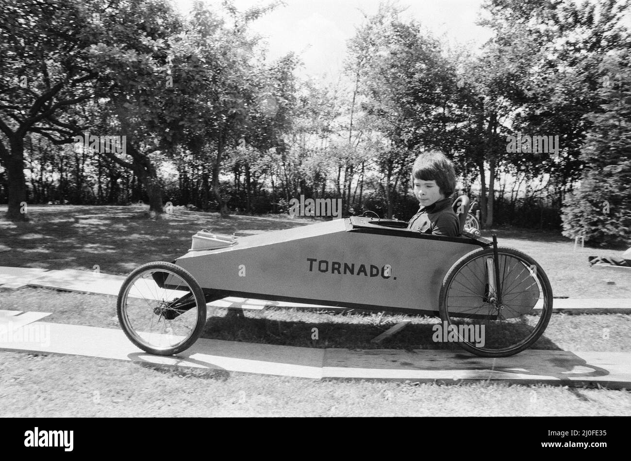 Concorso per motori elettrici Lucas ¿2000. L'immagine mostra il numero dell'auto: 16. Spettacolo di immagini Nicholas Grant, 15 anni, di Stisted, Essex, vicino a Brainstree, Con la sua auto elettrica a motore chiamata Tornado. Nicholas non è abbastanza vecchio per guidare se stesso in modo da ha assunto un amico. È tutto il design di Nicholas. L'immagine mostra Nicholas nel motore. Foto scattata il 2nd agosto 1979 Foto Stock