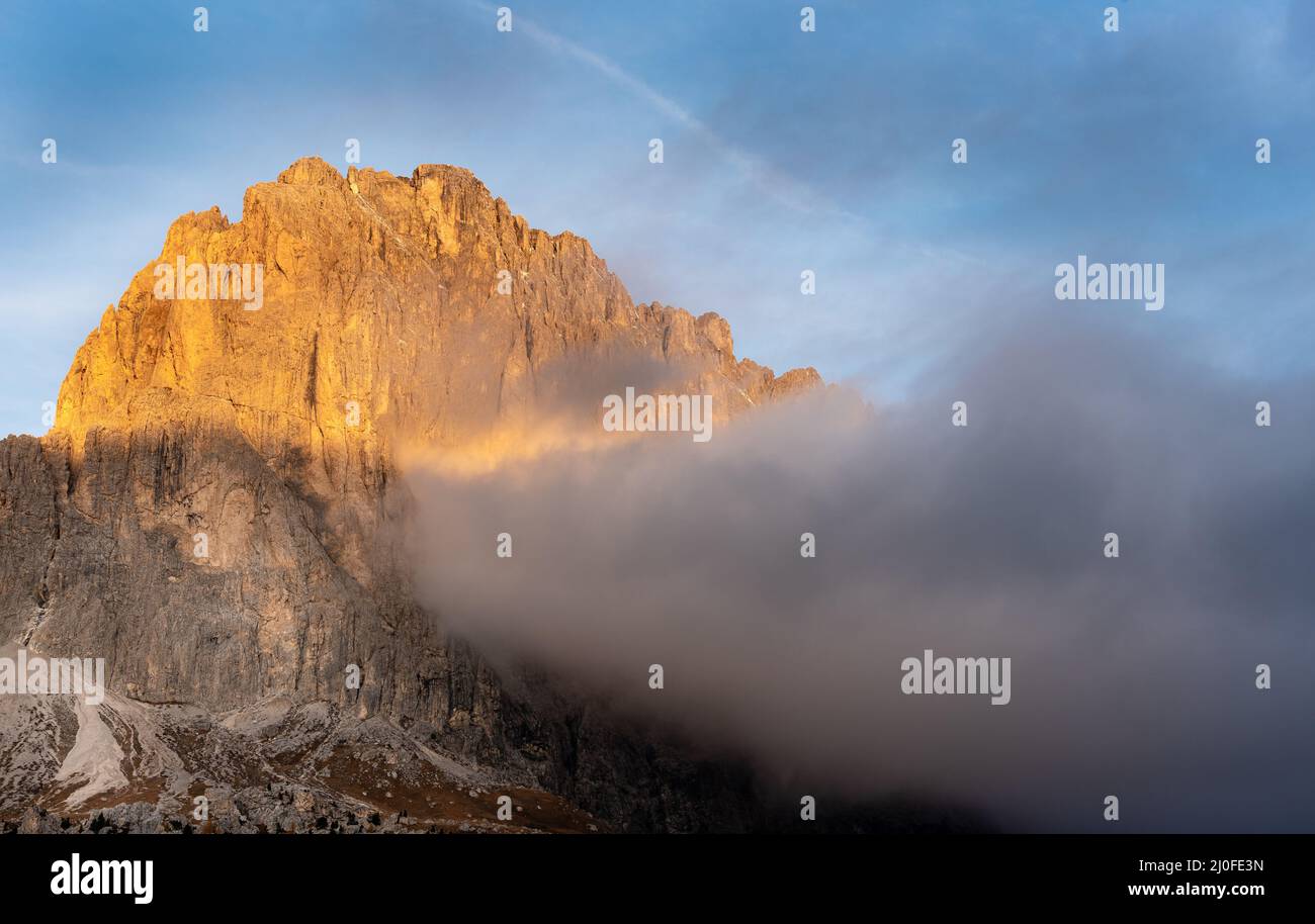 Cime montane di Langkofel o Saslonch, catena montuosa delle dolomiti durante l'alba in Italia Foto Stock