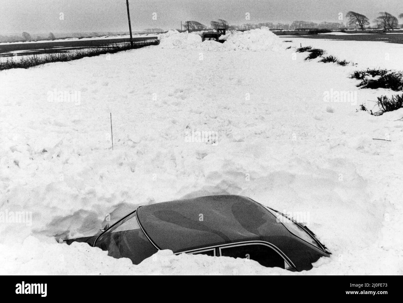 L'auto abbandonata si trova nel percorso delle macchine spazzaneve che lavorano tra Llantwit Major e Wick, vale di Glamorgan, Galles, 23rd febbraio 1978. Foto Stock