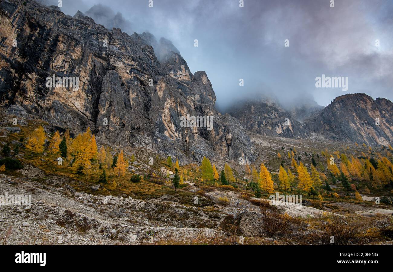 Bel paesaggio montano delle pittoresche vette delle Dolomiti nel Passo Gardena a i Foto Stock