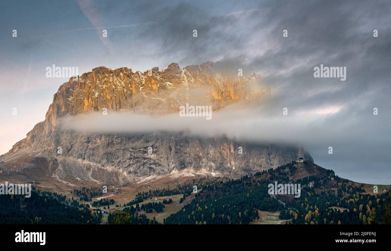 Cime montane di Langkofel o Saslonch, catena montuosa delle dolomiti all'alba, Sud Tyro Foto Stock