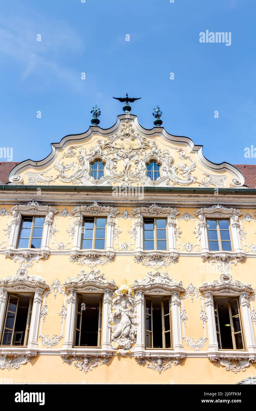 Magnifico edificio con una facciata rococò - Falkenhaus a WÃ¼rzburg, Oberer Markt Foto Stock