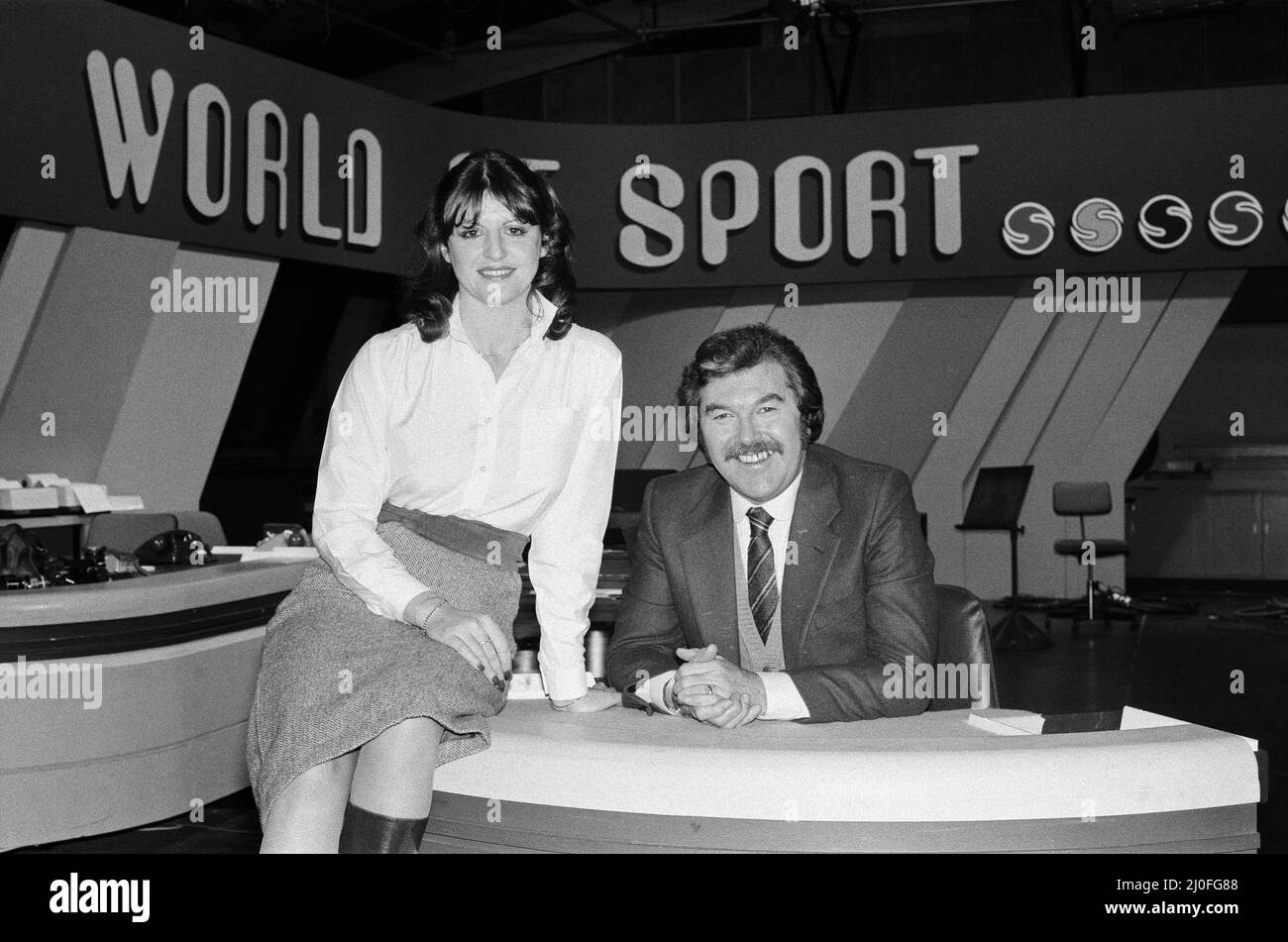 Dickie Davies presentatore di ITV con il suo nuovo direttore Patricia Mardochai. London Weekend Television Studios, Londra. 2nd gennaio 1979. Foto Stock
