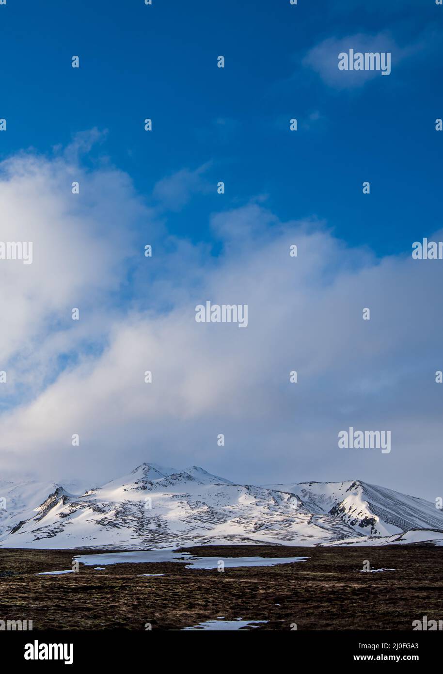 Paesaggio islandese con montagne e prati coperti di neve Sulla penisola di snaefellsnes in Islanda Foto Stock